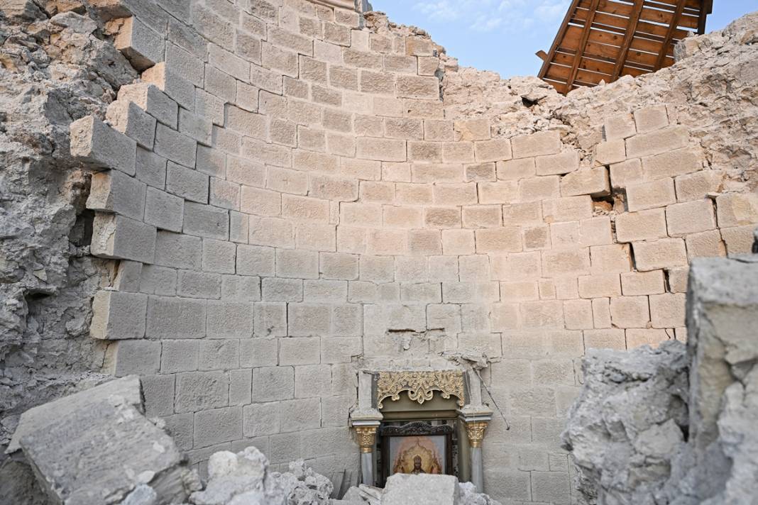 Önünden geçerken gözyaşlarını tutamıyorlar! Hatay'da sağlam kültürel yapı neredeyse kalmadı 18